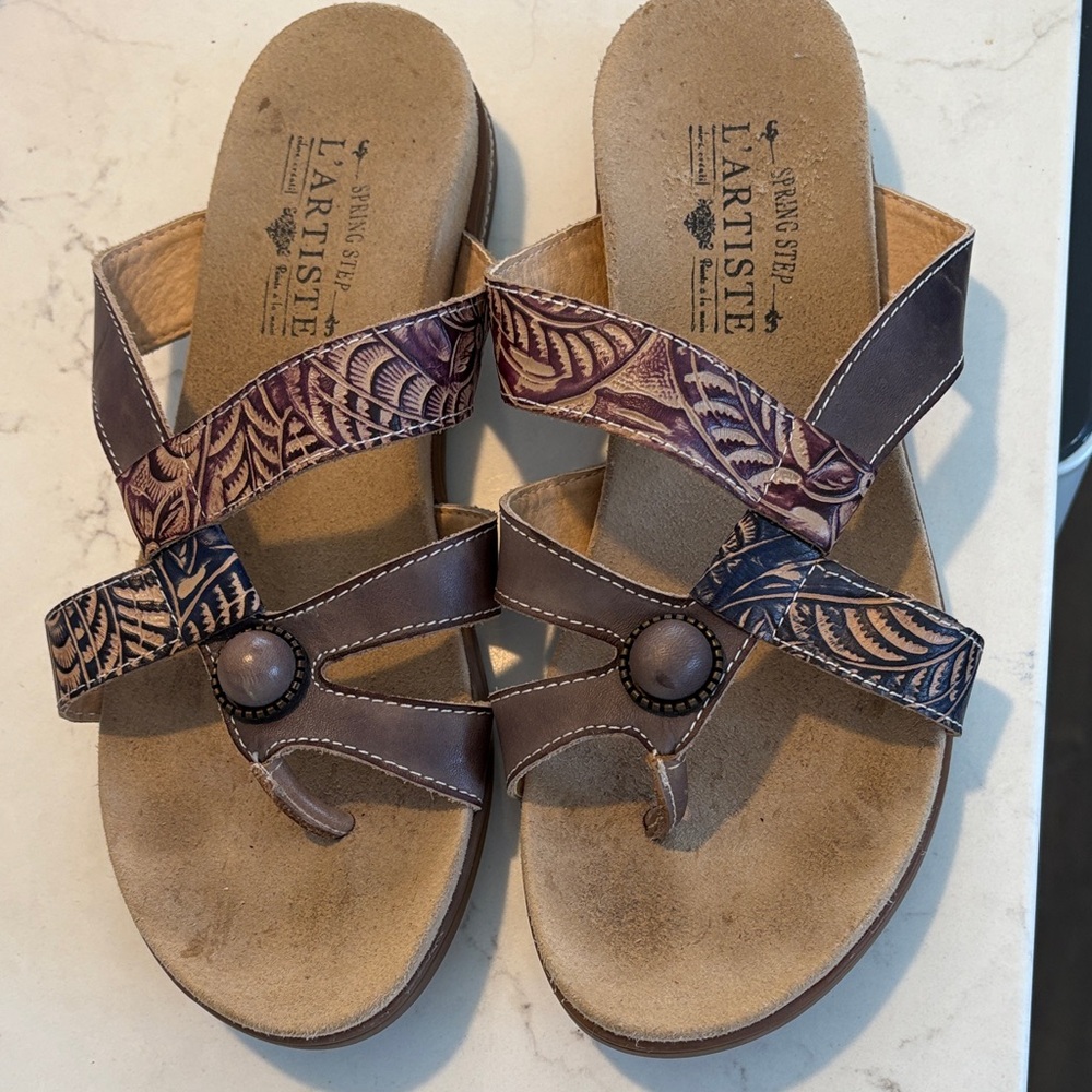 L'ATISTE Women's Sandals in‎ Brown and Purple Leaf Design